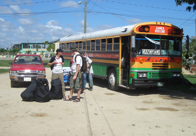 beliebtes Fortbewegungsmittel in Belize: Schulbusse