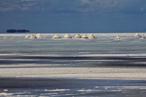 Bolivia: Salar de Uyuni - producing salt