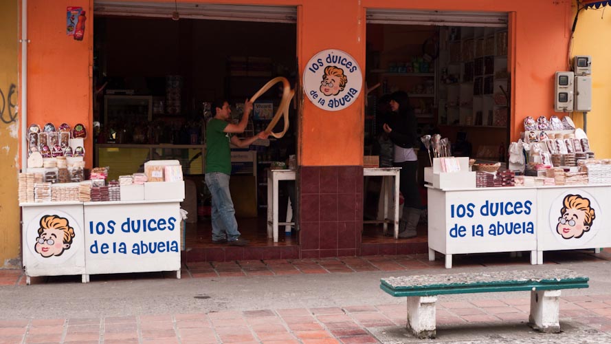 Ecuador: Banos - producing sweets