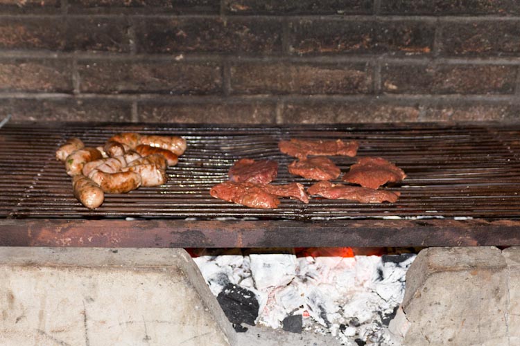 Ecuador: Destileria Bonanza - Barbecue Time