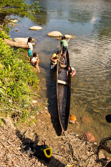 Ecuador: Mishualli - Jatun Sacha: preparing the logboat