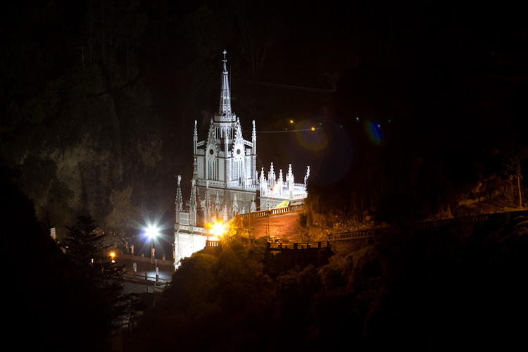 Colombia: Santuario Las Lajas - by night