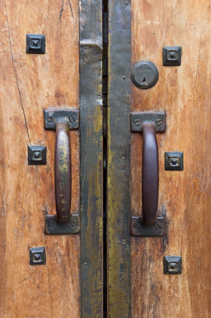 Colombia: Santuario Las Lajas - old door2