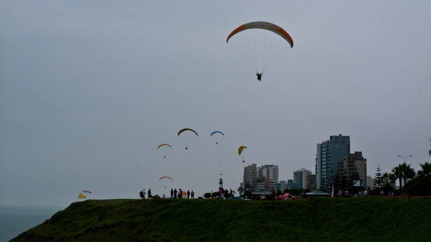 Peru: Lima - Miraflores: Paraglider