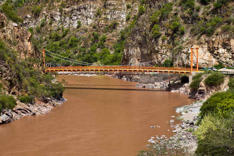 Peru: Nazca to Cusco - nice river and bridge