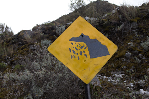 Peru: Canyon del Pato - Funny sign