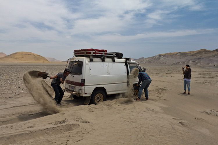 Peru: Reserva Paracas - Digging out the car